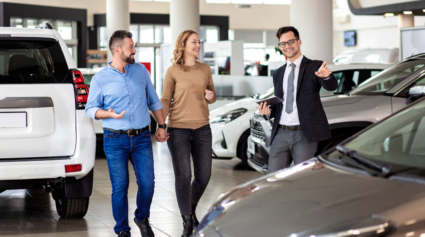 Parking d'agence de location avec diverses catégories de véhicules disponibles